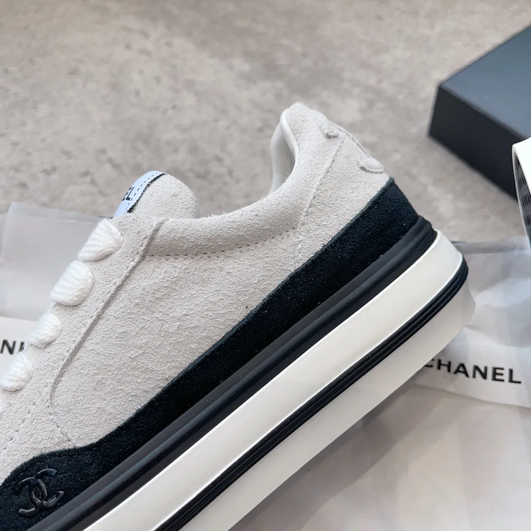 👟👟Ex-factory price 520👟👟 Chanel 23b new panda shoes C's new casual white shoes sneakers There is a reason why these shoes are so popular 🔥 They are so comfortable. They are a shoe that coexists with comfort, beauty and versatility. You can easily walk ten thousand or twenty thousand steps without any pressure. The original development last shape is delicate and stylish, and you are not afraid of wide feet. It will not make your feet fat, and it looks good and comfortable on your feet! It feels very light on the feet! Comfortable and breathable! Super whitening‼ ️It’s really a perfect match. Upper: first-layer cowhide/➕sheepskin lining. Exclusive 1:1 original customization [different from market currency‼ ️】The foot pads are made of imported mixed sheepskin, which is breathable and comfortable! ✔ T👟👟Ex-factory price U outsole exclusive original development private model! Differentiating the market rubber outsole‼ ️✔ Size: 35-39 (40 orders cannot be returned or exchanged)